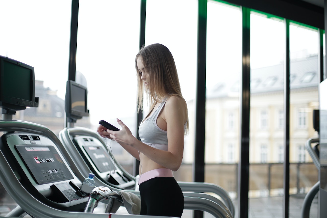Does iPhone count steps on treadmill?